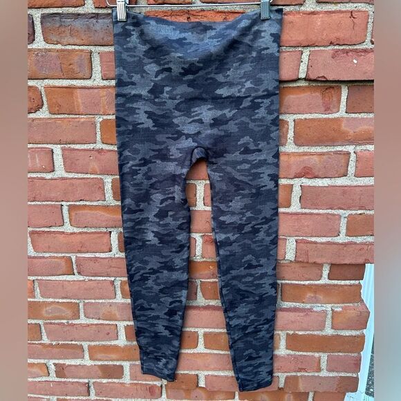 Spanx Look At Me Now Seamless Gray Camo Leggings - Picture 3 of 5
